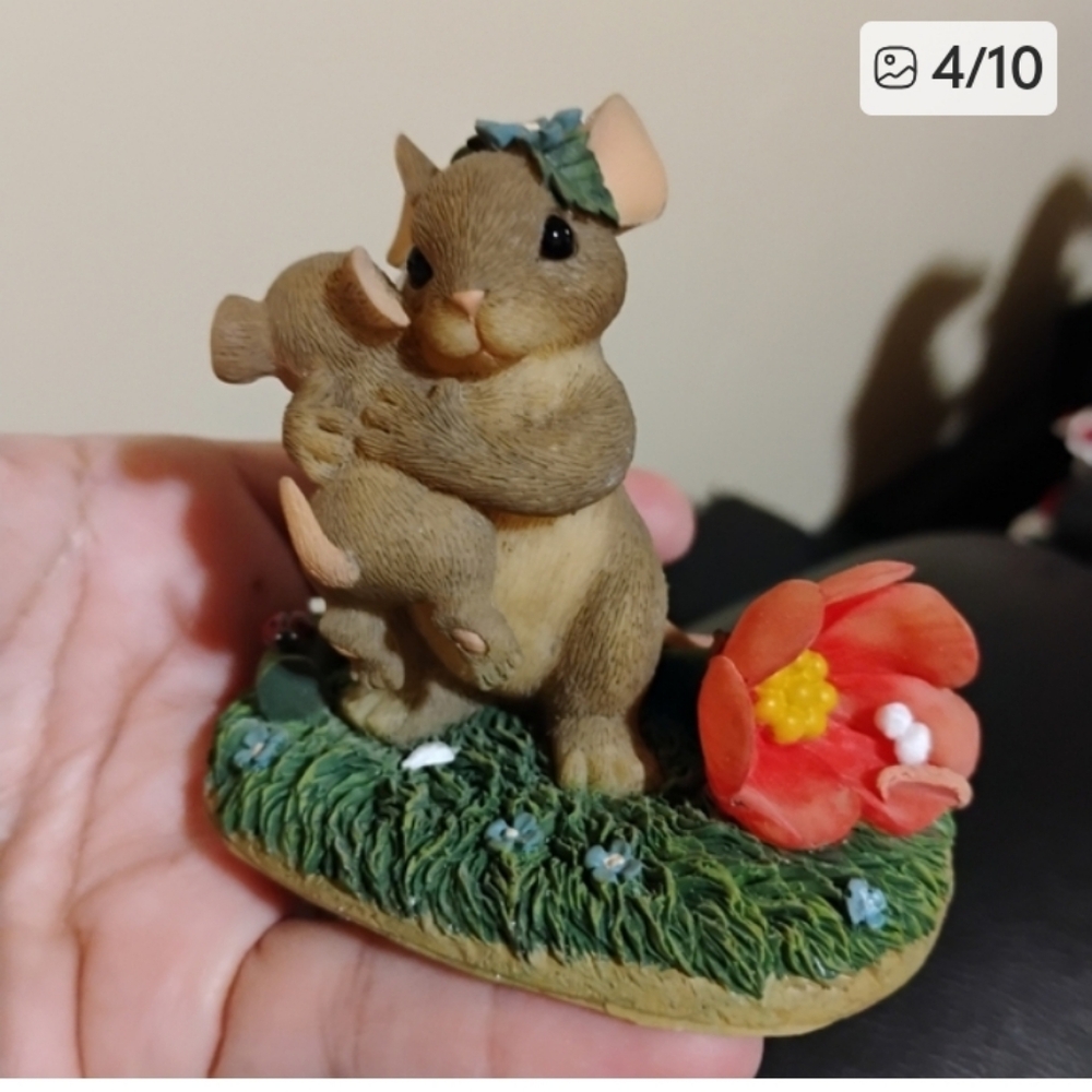 Charming Tails Figurine "MOM's GIVE THE BEST HUGS"😍